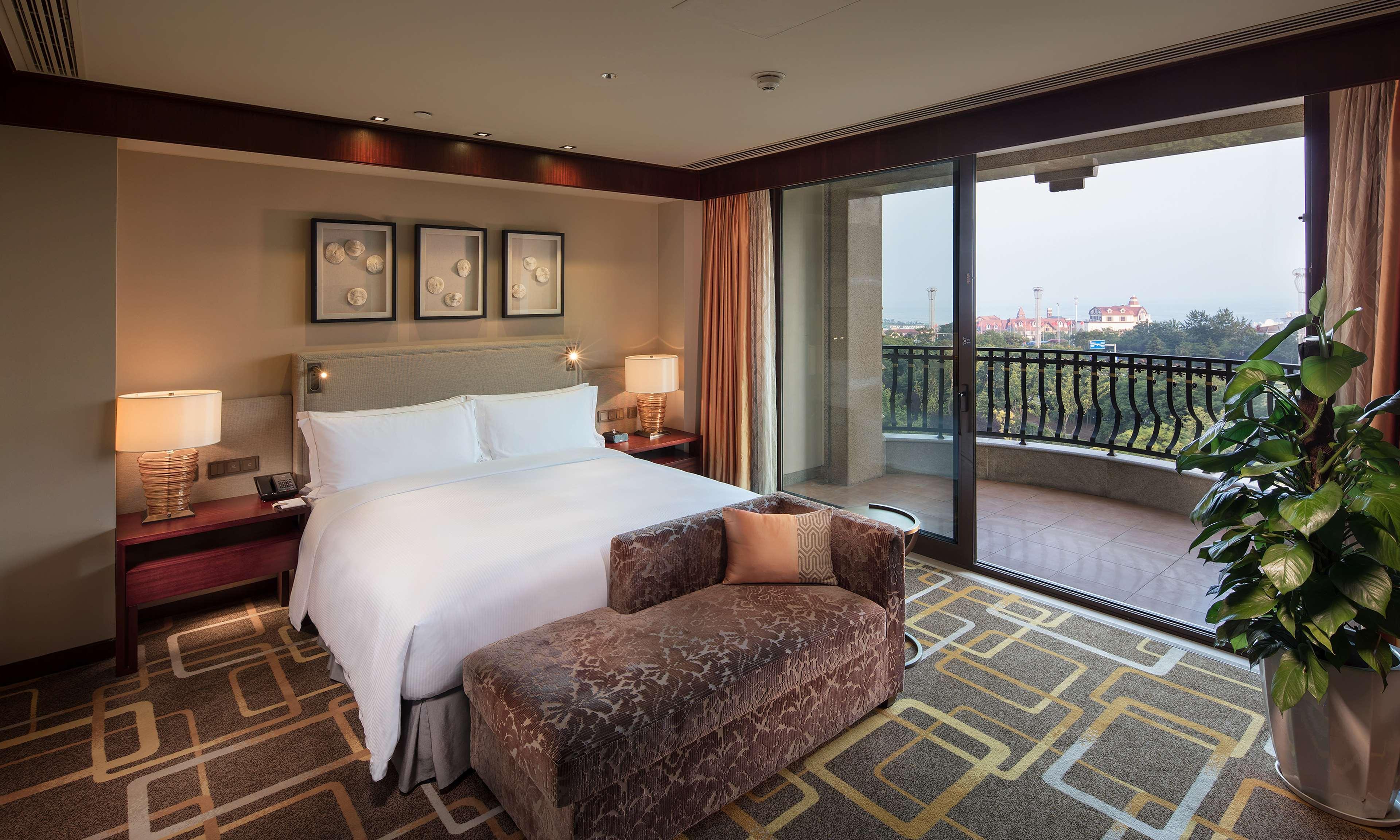 Hilton Qingdao Golden Beach - Beer Halls Buitenkant foto