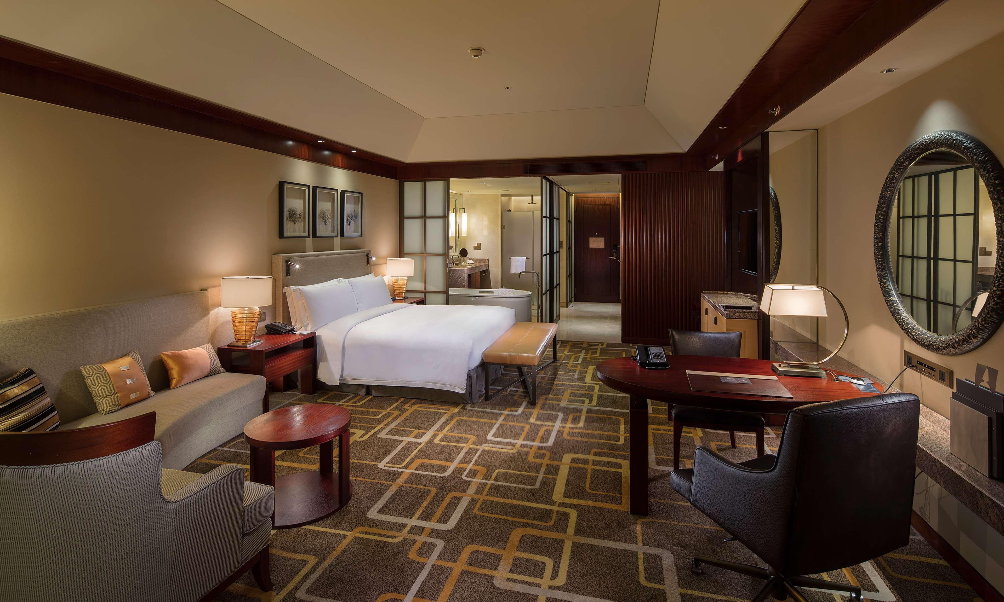 Hilton Qingdao Golden Beach - Beer Halls Buitenkant foto