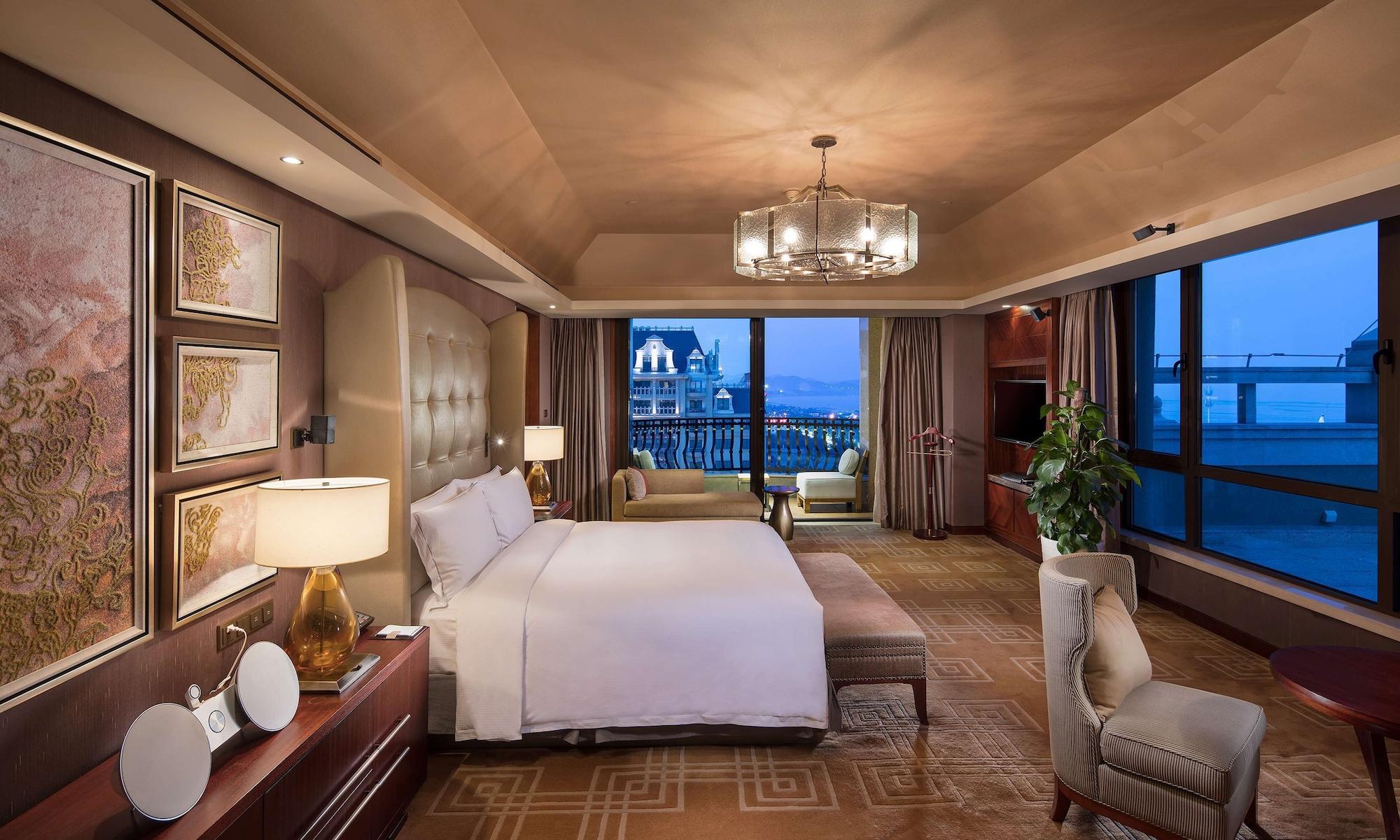 Hilton Qingdao Golden Beach - Beer Halls Buitenkant foto