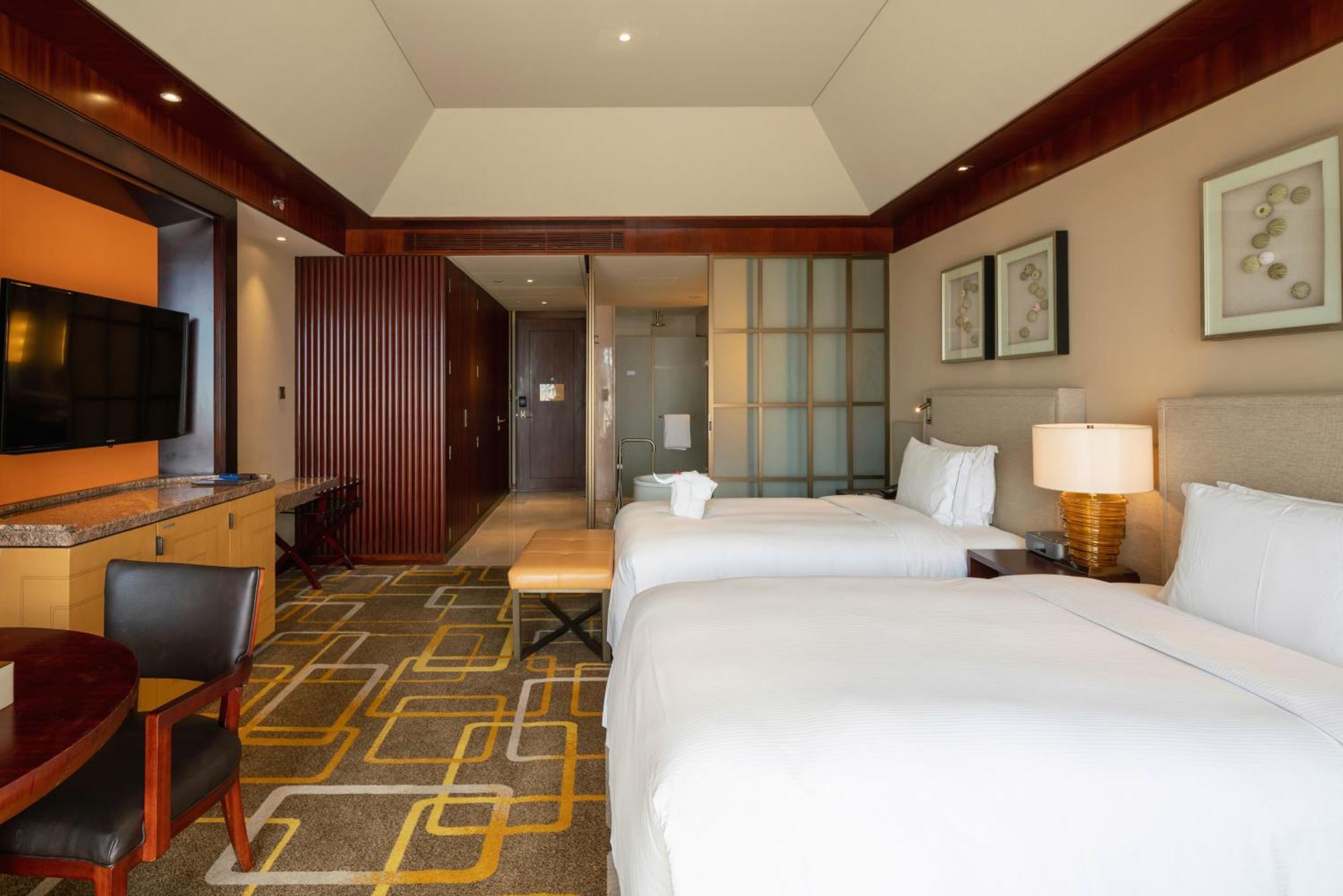 Hilton Qingdao Golden Beach - Beer Halls Buitenkant foto