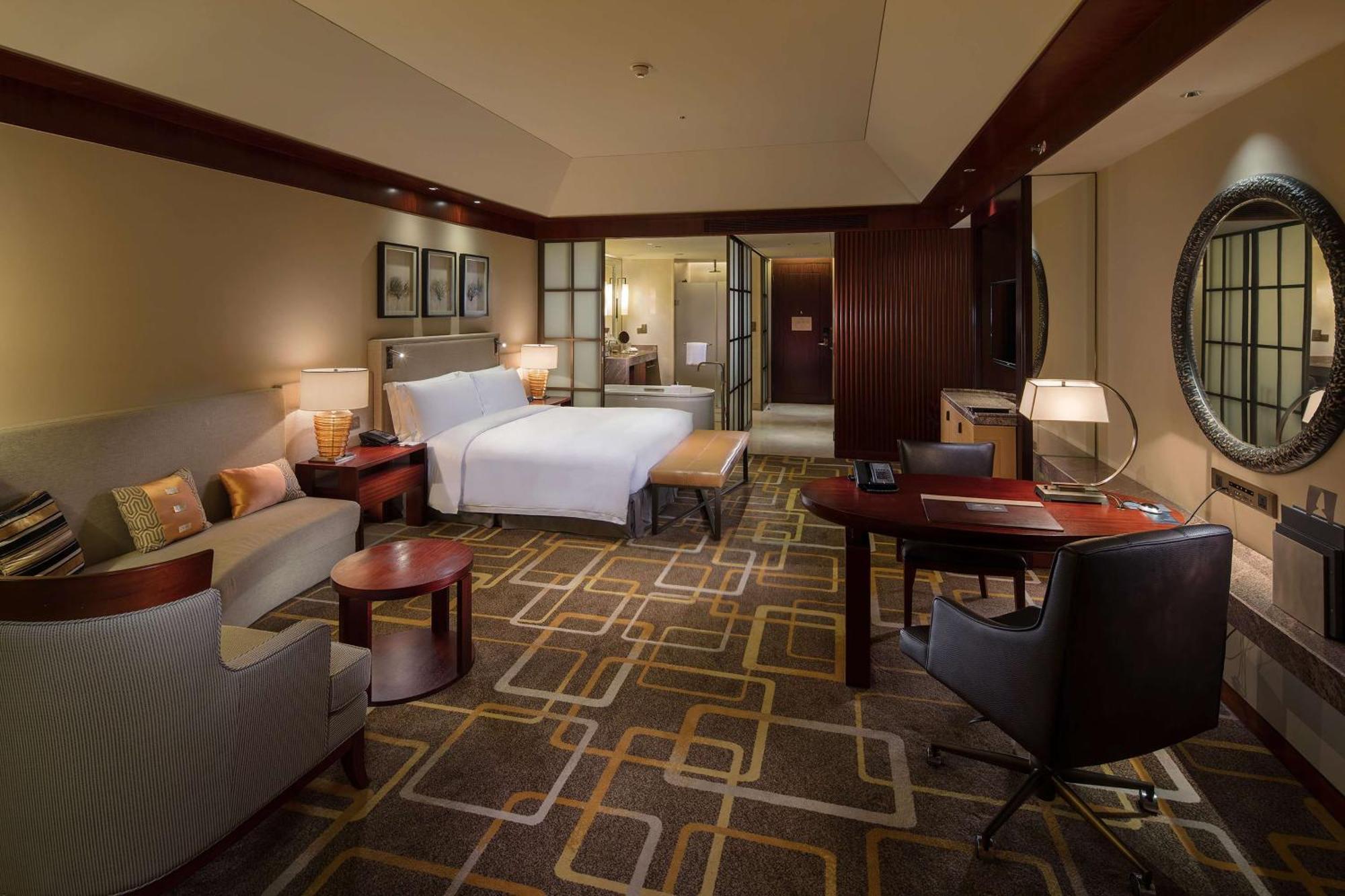 Hilton Qingdao Golden Beach - Beer Halls Buitenkant foto